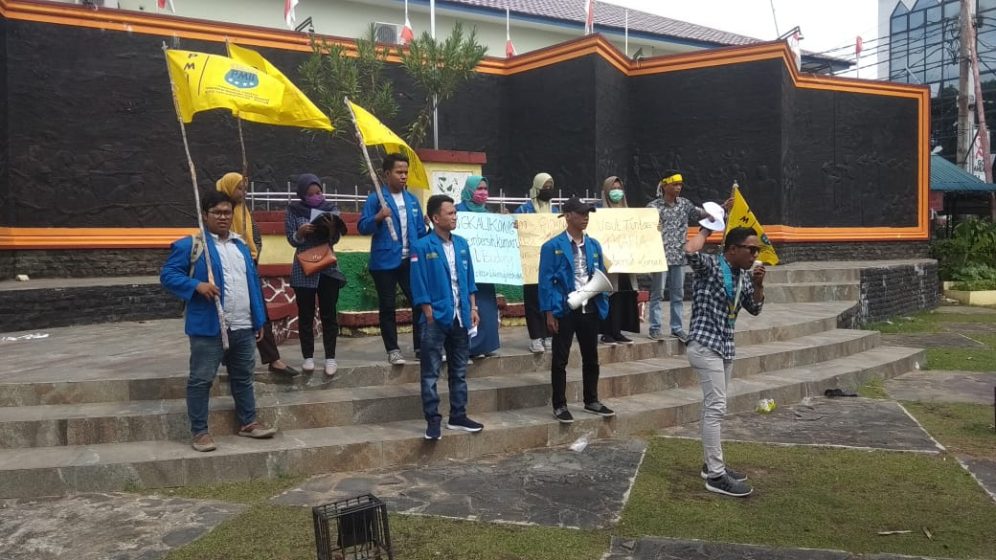 Pergerakan Mahasiswa Islam Indonesia (PMII) Tanjungpinang-Bintan, menggelar aksi unjuk rasa di Kantor KPPBC Tipe Madya Pabean B Tanjungpinang, Rabu (2/1/2019).