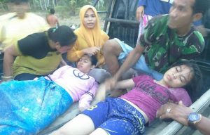 Kedua korban selamat saat dievakuasi oleh warga ke RSUD Natuna.