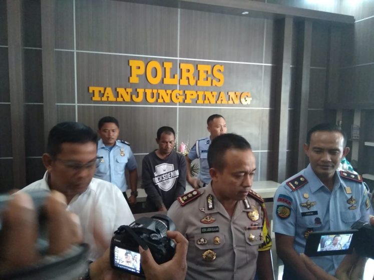 Polres Tanjungpinang menggelar Konferensi Pers penangkapan tahanan tindak pidana narkotika atas nama Amizar yang berhasil melarikan diri dari Rutan Kelas I Tanjungpinang, Senin (14/1). 