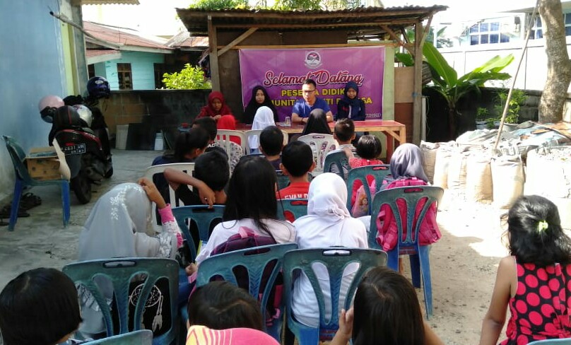 Komunitas Bakti Bangsa (KBB) Provinsi Kepulauan Riau (Kepri), memberikan pendidikan gratis kepada anak usia sekolah, terutama yang berasal dari keluarga kurang mampu, Minggu, di Tanjungpinang. 