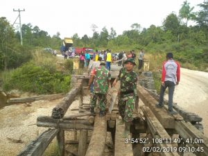 Tampak para Babinsa di Kecamatan Bunguran Batubi ikut gotong royong memperbaiki jembatan.