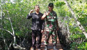 Babinsa Mekar Jaya Serda A. Tanjung bersama Kades Mekar Jaya Muhammad Isa, saat meninjau lokasi wisata hutan mangrove.