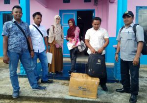 Pegawai Dinsos PPPA dan Anggota Puspa Bahari Natuna ketika tiba di Desa Sabang Mawang (Balai).