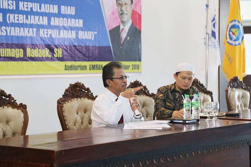 Ketua DPRD Kepri Jumaga Nadeak saat memberikan kuliah umum di kampus UMRAH UMRAH