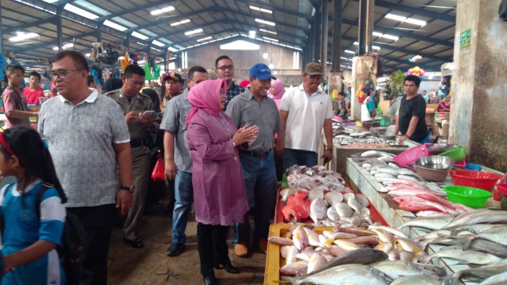 Wakil Walikota Tanjungpinang Rahma bersama rombongan meninjau pasar Bintan Centre Km 9 Kota Tanjungpinang, Sabtu.