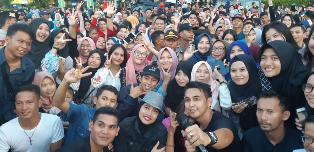 Vocalis Lyla Band, Naga bersama fansnya saat manggung di Gedung Gonggong Laman Bunda Kota Tanjungpinang, Minggu (10/3).