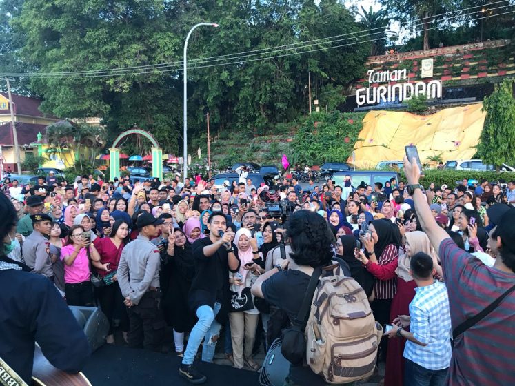 Vocalis Lyla Band, Naga bersama fansnya saat manggung di Gedung Gonggong Laman Bunda Kota Tanjungpinang, Minggu (10/3).