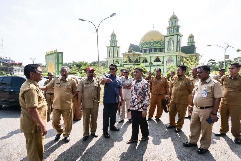 Bupati Bintan Apri Sujadi bersama Wakil Bupati Bintan yang juga selaku Ketua LPTQ Kabupaten Bintan Dalmasri Syam, turun ke jalan guna sinkronisasi persiapan penyelenggaraan Seleksi Tilawatil Quran (STQ) ke-VIII Provinsi Kepri, di Kabupaten Bintan, Senin (18/3) siang. 