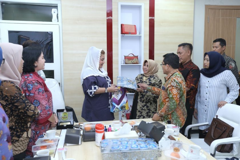 Wakil Walikota Tanjungpinang menyerahkan cendramata kepada Wakil Walikota Semarang