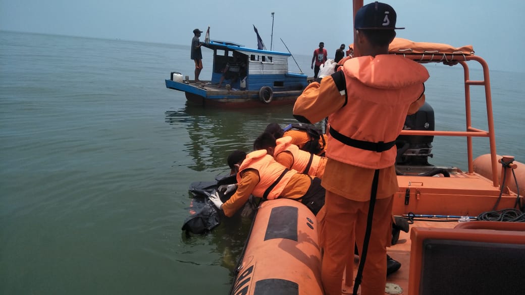 Tim Gabungan saat mengevakuasi jenazah Fendi (nelayan asal Pulau Mudu) Kabupaten Karimun yang telah mengapung di Perairan Pulau Mudu, Karimun.