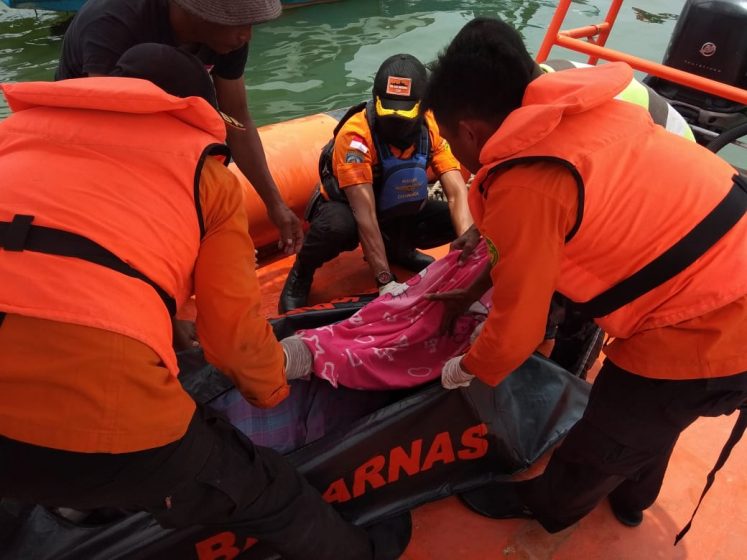 Tim Gabungan saat mengevakuasi jenazah Fendi yang telah mengapung di Perairan Pulau Mudu, Karimun, Jumat (29/3).