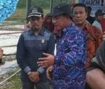 Ketua DPRD Natuna saat berbincang dengan masyarakat.