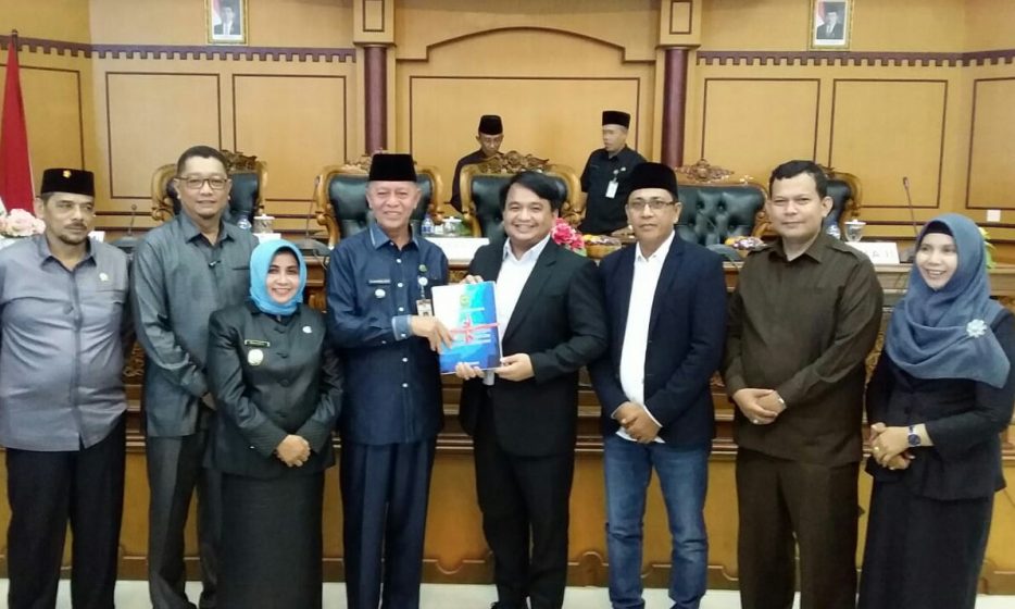 Foto bersama Anggota DPRD dengan Walikota dan Wakil Walikota Tanjungpinang usai Paripurna Nota Pengantar LKPj Walikota Tanjungpinang 2018.