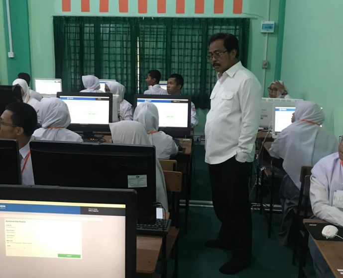 Gubernur Nurdin Basirun bersama Kadisdik Kepri Dali dan tim dari Dinas Pendidikan turun memantau dan memberikan motivasi UNBK di SMAN 4 Karimun.