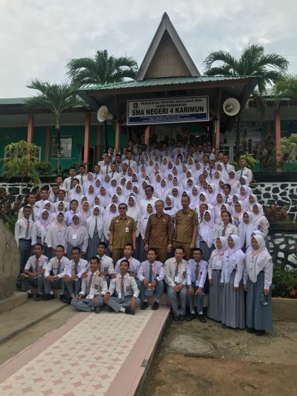 Gubernur Nurdin Basirun bersama Kadisdik Kepri Dali dan tim dari Dinas Pendidikan turun memantau dan memberikan motivasi UNBK di SMAN 4 Karimun.