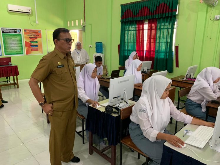 Kadisdik Kepri M Dali dan tim dari Dinas Pendidikan turun memantau dan memberikan motivasi UNBK di SMAN 4 Karimun.