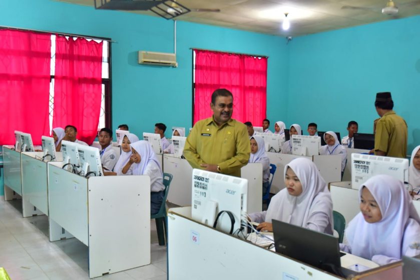 Bupati Karimun Aunur Rafiq meninjau UNBK di SMAN 1 Kundur, Senin (1/4).