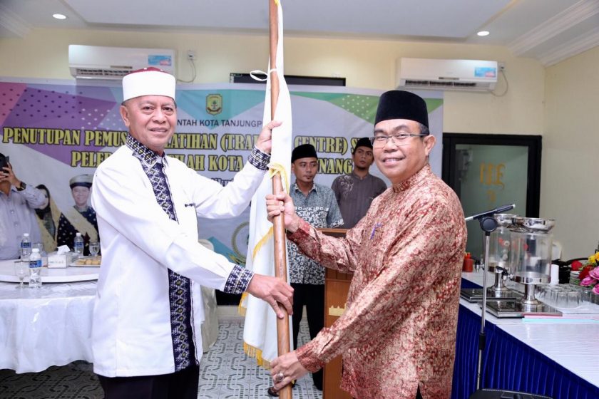 Walikota Tanjungpinang Syahrul (kiri) dan Kabag Kesra Riwayat (kanan).