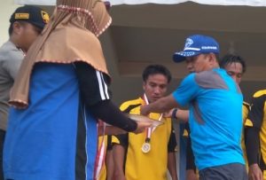 Ketua Komisi II DPRD Natuna, Yohanis, saat menyerahkan piagam penghargaan kepada para atlet sepak bola dari Semedang FC.