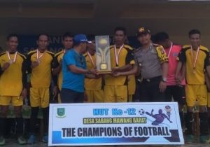 Yohanis saat menyerahkan piala juara satu kepada team Semedang FC.