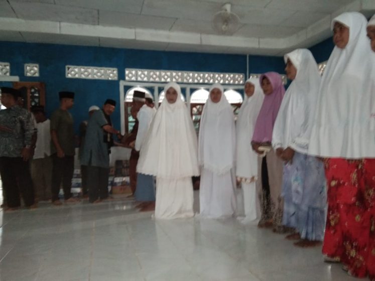 Pemerintah Kabupaten Lingga menggelar Safari Ramadhan bersama masyarakat Desa Sungai Besar Kecamatan Lingga Utara tepatnya di Masjid Al-Huda Kampung Semincut Dusun II Desa Sunggai Besar, Senin (13/5).