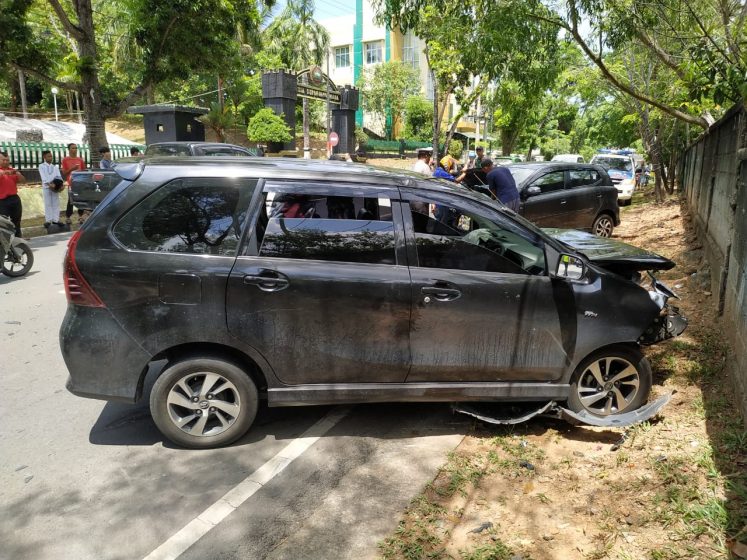 Mobil Dinas Pemkab Bintan "Adu Kambing" dengan Agya, Selasa (14/5).