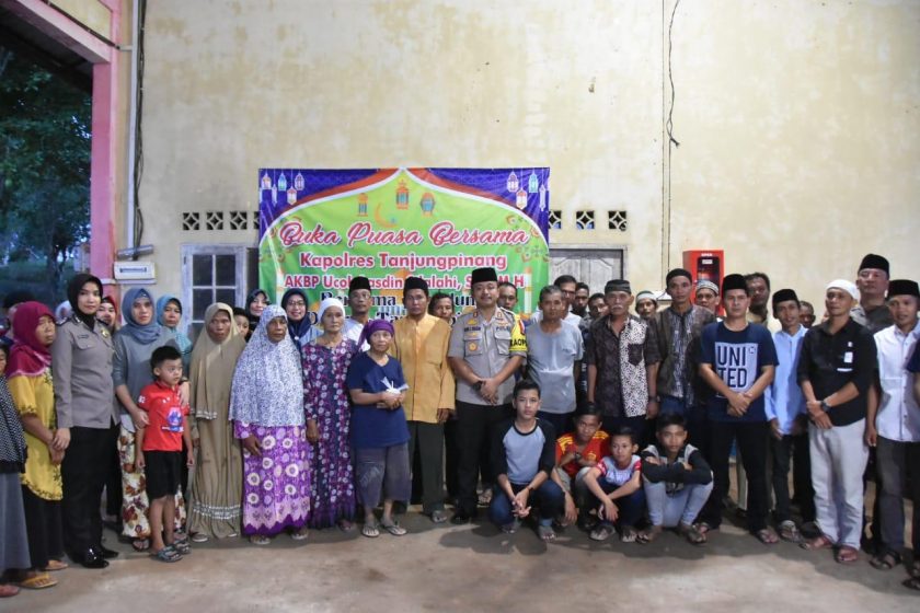 Foto bersama antara pemulung dengan Kapolres Tanjungpinang AKBP Ucok Lasdin Silalahi beserta jajaran. 