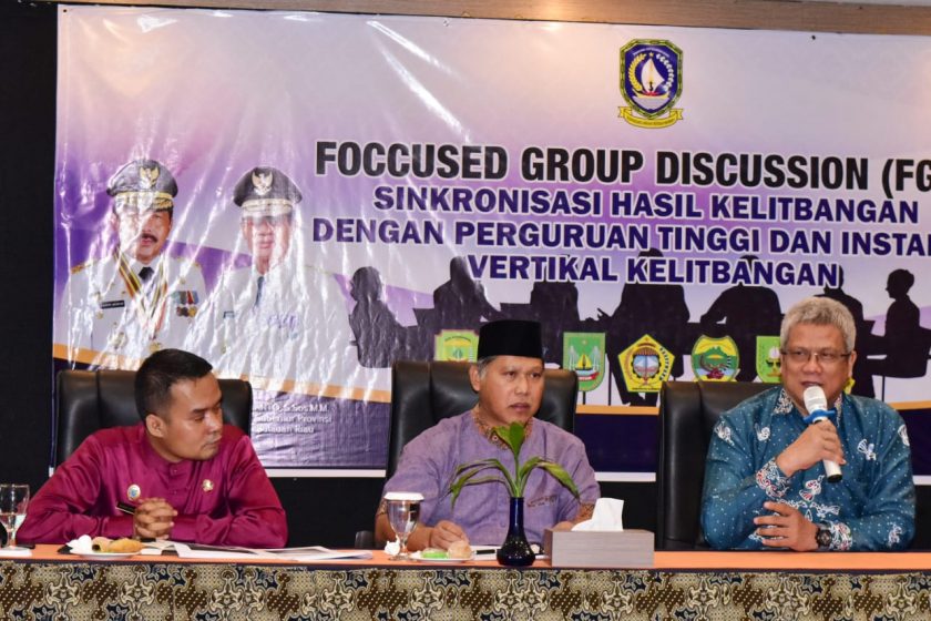 Pembukan FGD oleh Edi Rofiano, Fungsional Perencana Ahli Barenlitbang, Rektor dari Univerisitas Maritim Raja Ali Haji Tanjungpinang Syafsir Akhlus, Jumat (3/5) di Hotel Comfort Tanjungpinang.