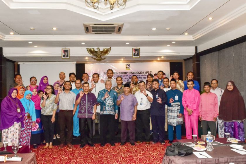 Foto kedua: Rapat Focus Group Discussion (FGD) Bersama Perguruan Tinggi dan Instansi Vertikal se-Kota Tajungpinang Jumat 3 May 2019, di Hotel Comfort (Foto Bersama Antara Panitia,Peserta, dan Ketua Dewan Riset Daerah (DRD).