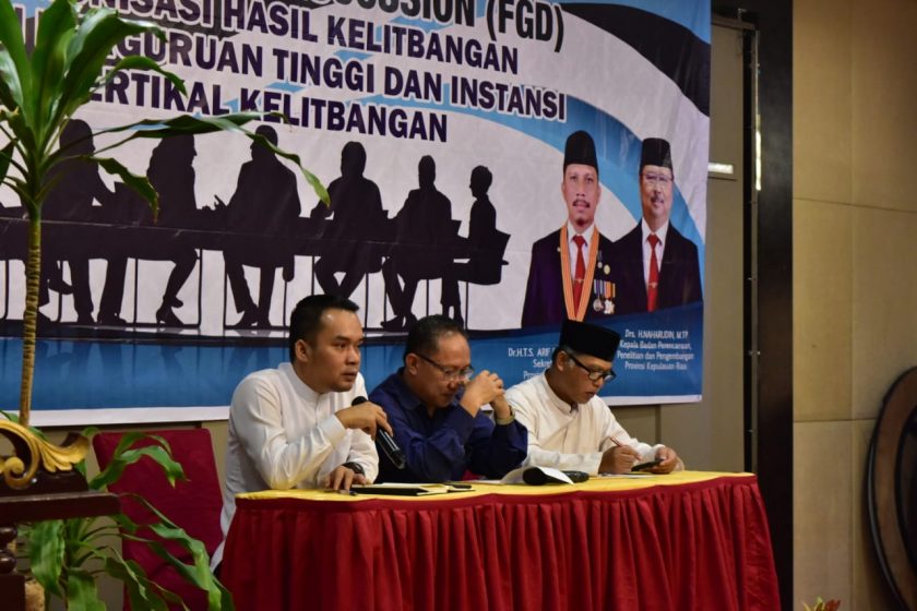 Foto ketiga: Pembukaan FGD Oleh Kabid Litbang Provinsi Kepulauan Riau, Sukarno Perbangkara, ST.MM.Pub, Drs. Zamzami A. Karim, MA, Jumat Tanggal 17 May 2019 di Sahid Residence Batam.