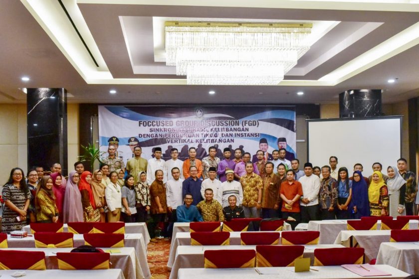 Foto keempat: Rapat Focus Group Discussion (FGD) Bersama Perguruan Tinggi dan Instansi Vertikal Kelitbangan se-Kota Batam Jumat 17 May 2019, di Sahid Hotel(Foto Bersama Antara Panitia,Peserta, dan Anggota Dewan Riset Daerah (DRD).