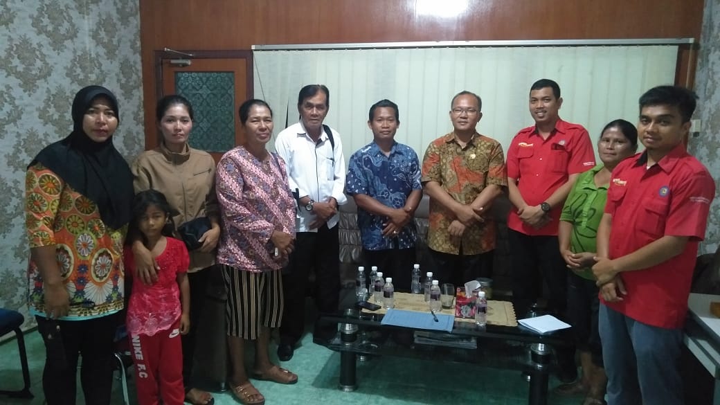 Anggota DPRD Tanjungpinang, Petrus M. Sitohang foto bersama warga Kampung Tirtomulyo dan Kepala UPT PLN Rayon Bintan Center, Rabu (13/3/2019)