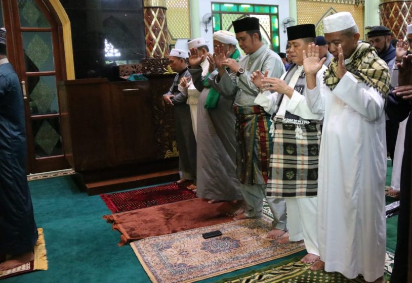 Bupati dan Wakil Bupati Bintan Sholat Idul Fitri di Masjid Nurul Iman Kijang.