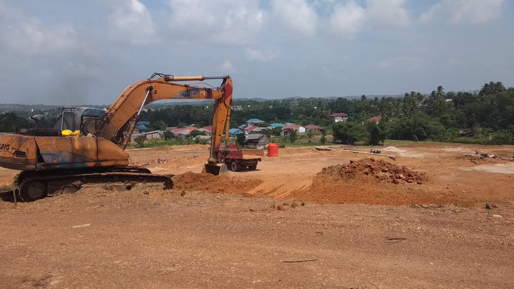 Alat berat di lokasi pembangunan rumah subsidi tanpa IMB. 