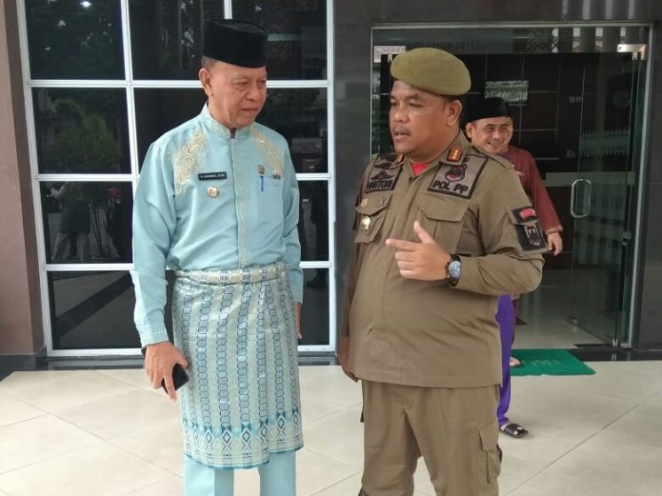 Plt Kepala Satuan Polisi Pamong Praja Kota Tanjungpinang Hantoni (kanan) saat bersama Walikota Tanjungpinang Syahrul (kiri). 