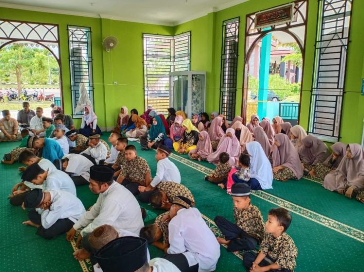 Dinas Pendidikan Provinsi Kepulauan Riau (Disdik Kepri), memberikan santunan kepada 50 anak yatim dari Yayasan Hidayatullah Tanjungpinang di Mushola Kantor Disdik Kepri, Rabu (29/5).