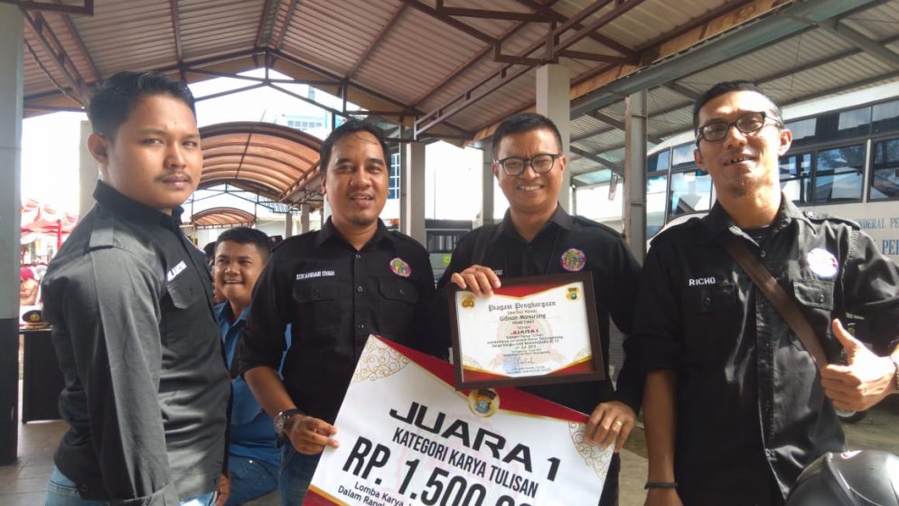 Gibson Manurung Foto bersama dengan Pengurus IWO Tanjungpinang. 