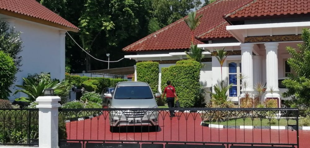 Rumah Dinas Gubernur Kepri Nurdin Basirun digeledah Tim KPK. 