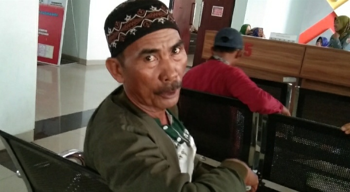 Salah seorang masyarat saat mengurus E-KTP di Disdukcapil Kabupaten Tulang Bawang, Provinsi Lampung. 