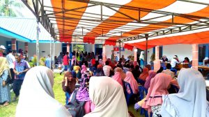 Ratusan masyarakat di Kecamatan Bunguran Barat, Natuna, saat mengikuti pemeriksaan gratis.