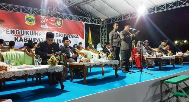 Wakil Bupati Lingga Kukuhkan Paskibraka, Kamis (15/8) malam.