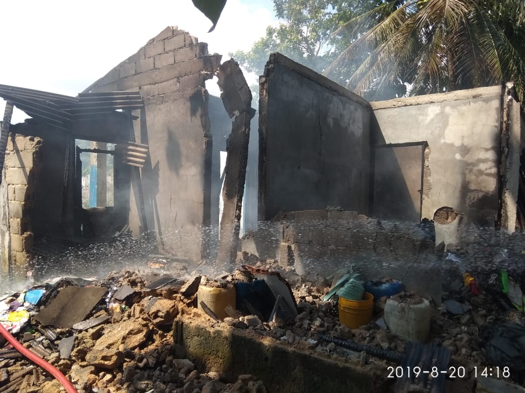 Beginilah kondisi rumah Ramli di kilometer 15 Kelurahan Air Raja, Kota Tanjungpinang pasca dilalap api, Selasa (20/8).