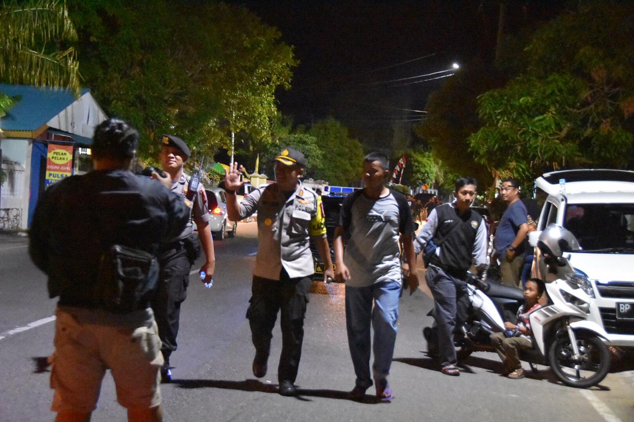 Kapolres Tanjungpinang AKBP Ucok Lasdin Silalahi terlihat menyapa masyarakat yang menonton acara gerak jalan kategori 17 Km, Sabtu (24/8).