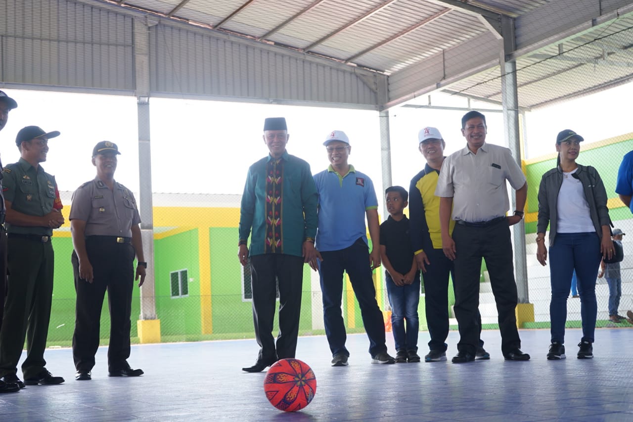 Walikota Tanjungpinang Syahrul saat akan melakukan tendangan pertama sebagai pertanda dibukanya turnamen futsal di Lapangan RKA Jalan Pantai Impian Kota Tanjungpinang.