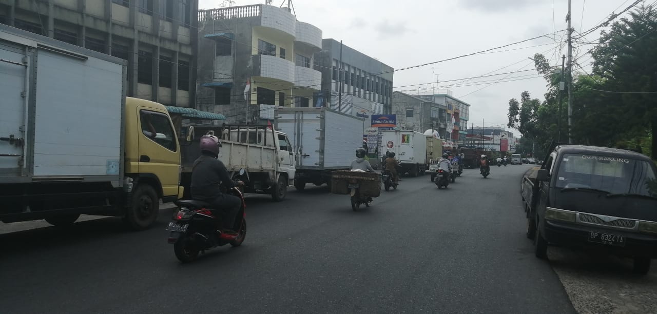 Antrian Panjang Truk Terjadi di SPBU Kilometer 3 Tanjungpinang, Senin (26/8). 