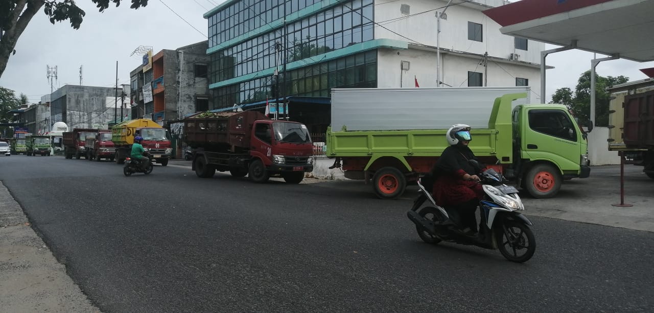 Antrian Panjang Truk Terjadi di SPBU Kilometer 3 Tanjungpinang, Senin (26/8). 