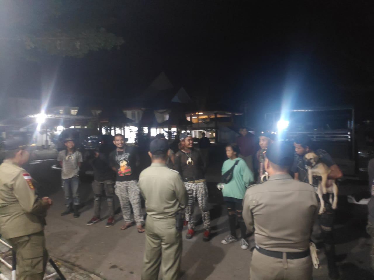 Anak punk saat diberi pengarahan oleh petugas di Markas Satpol PP Tanjungpinang usai razia, Rabu (28/8).