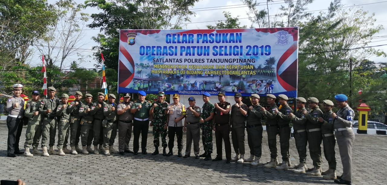 Foto bersama usai apel gelar pasukan Operasi Patuh Seligi 2019 di Mapolres Tanjungpinang, Kamis (29/8).