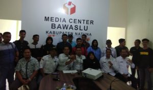 Bawaslu Natuna foto bersama Ketua dan Anggota Aliansi Jurnalistik Online Indonesia (AJOI) Natuna.