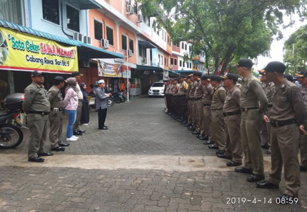 Anggota Satpol PP Kota Tanjungpinang saat mengikuti Apel Penertiban Alat Peraga Kampanye (APK) bersama Bawaslu setempat.